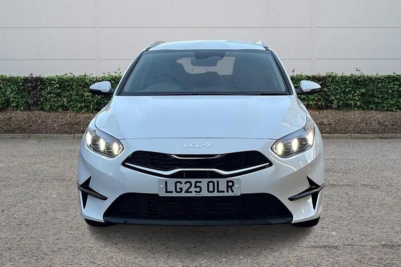Used Kia Ceed 138 HP (101 kW) 2025 White Hatchback