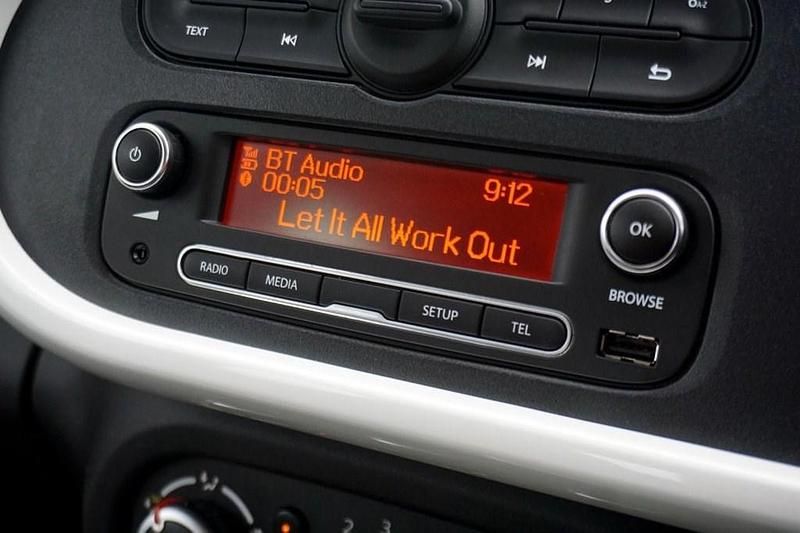 Used Renault Twingo Dynamique 70 HP (51 kW) 2016 Black Hatchback