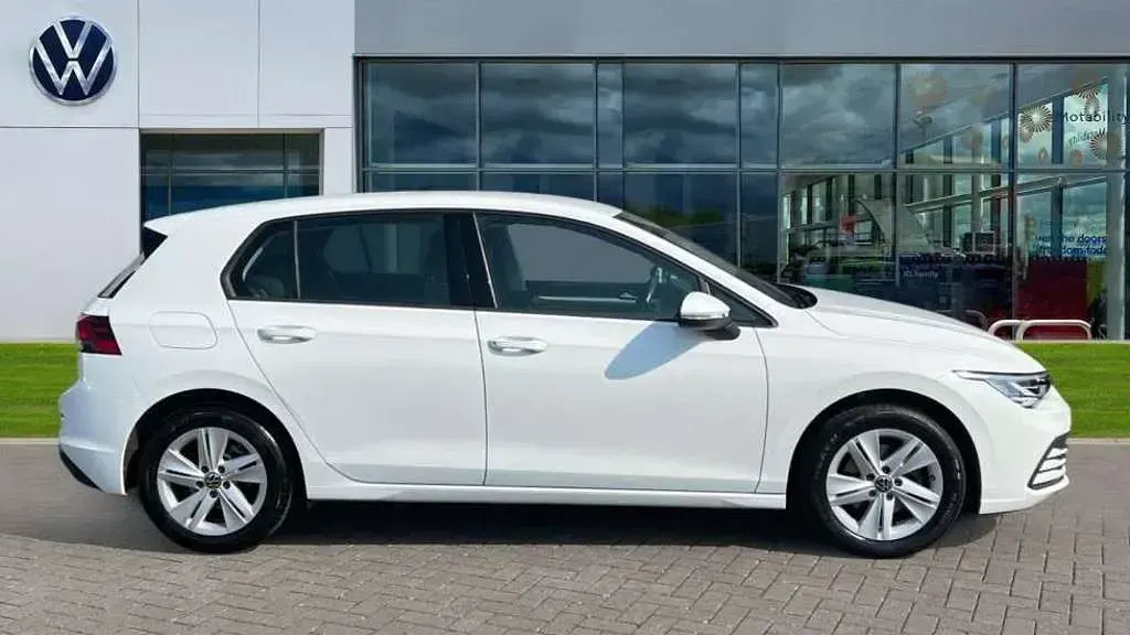 Used VW Golf VIII Life 130 HP (95 kW) 2022 Pure white  Hatchback