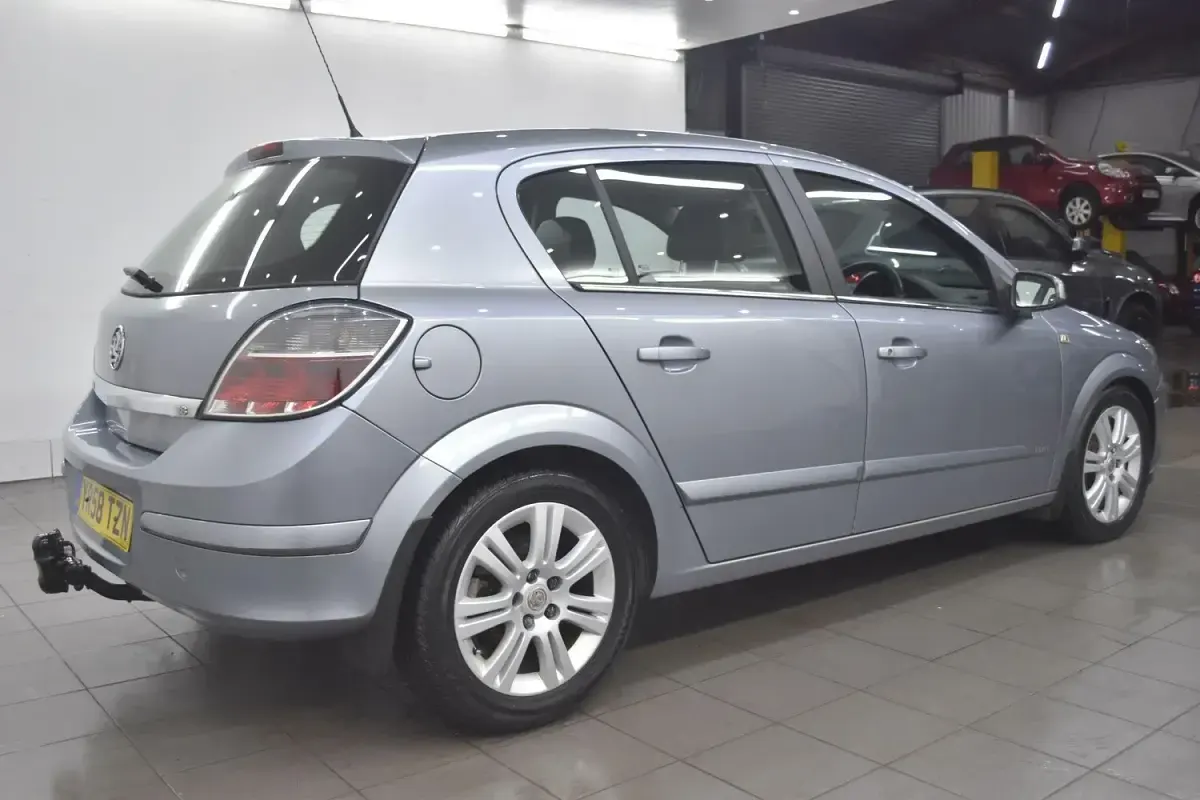 Used Vauxhall Astra Elite 138 HP (101 kW) 2008 Silver Hatchback