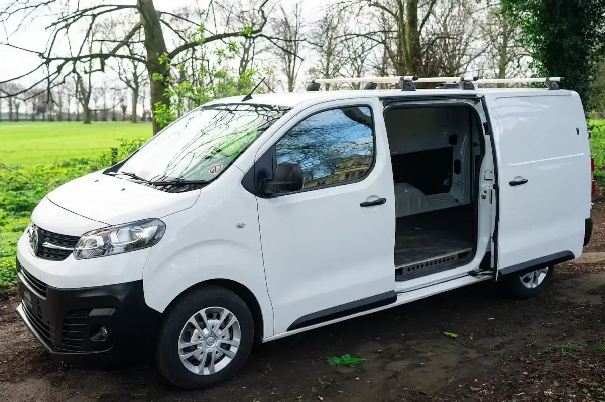 Used Vauxhall Vivaro 120 HP (88 kW) 2020 White MPV