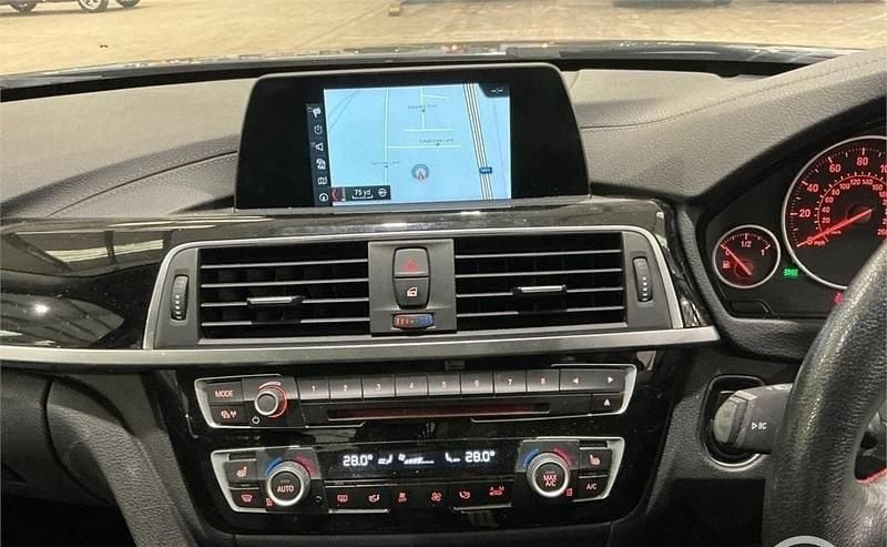Begagnad BMW 318 Sport Line 2018 Grå Sedan
