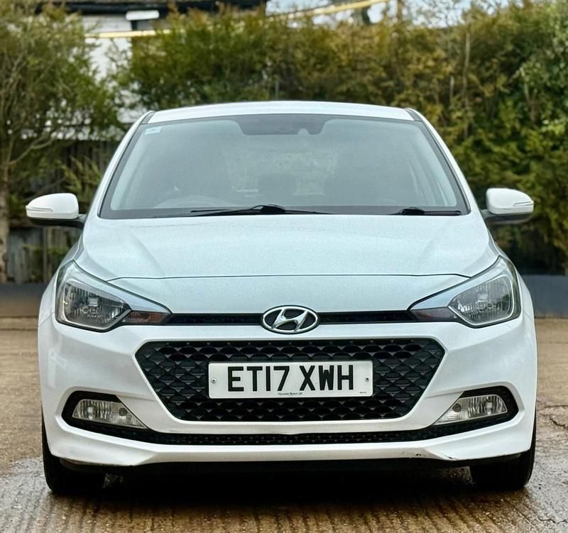 Used Hyundai i20 SE 84 HP (61 kW) 2017 White Hatchback