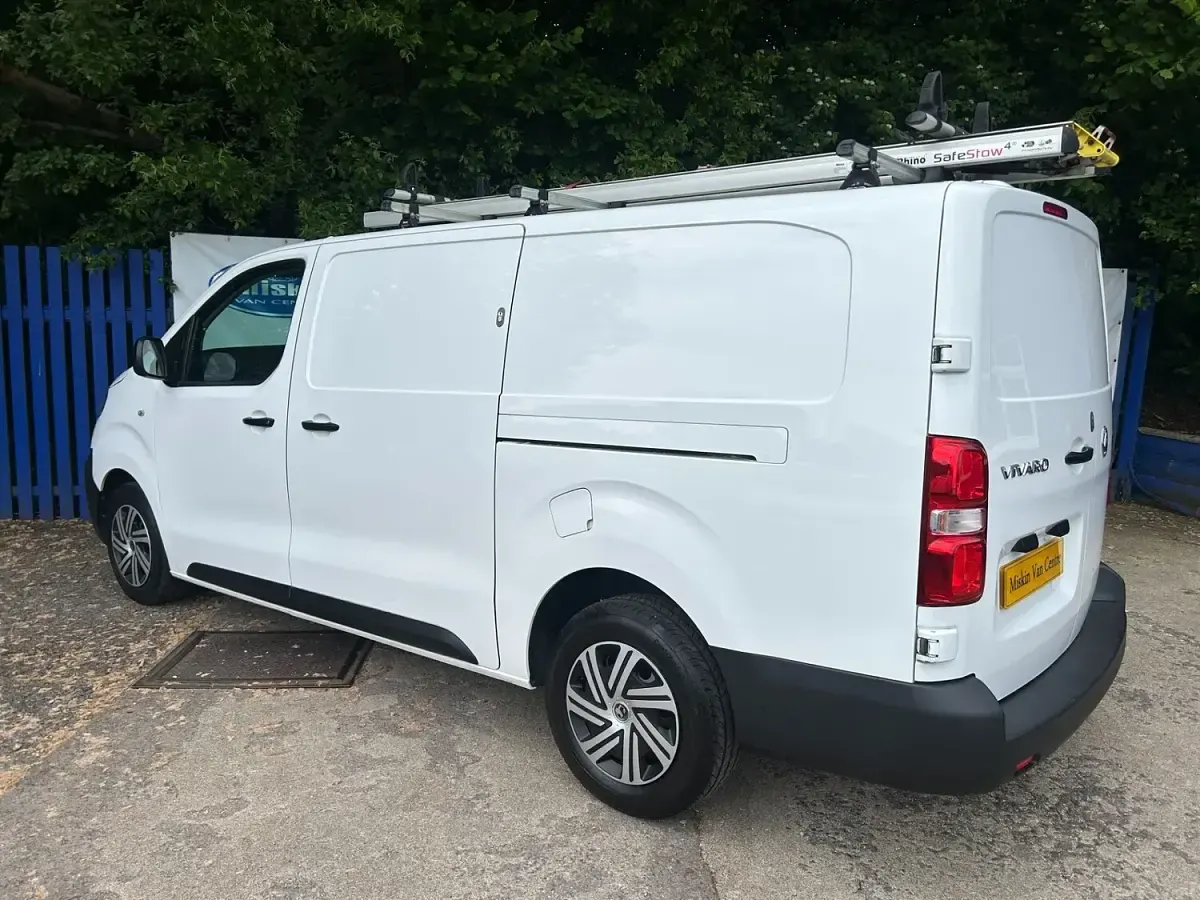 Used Vauxhall Vivaro 100 HP (73 kW) 2022 White MPV
