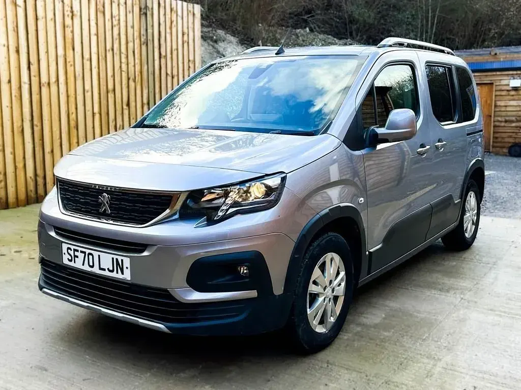 Begagnad Peugeot Rifter Access 131 HK (96 kW) 2020 Grå Minibuss