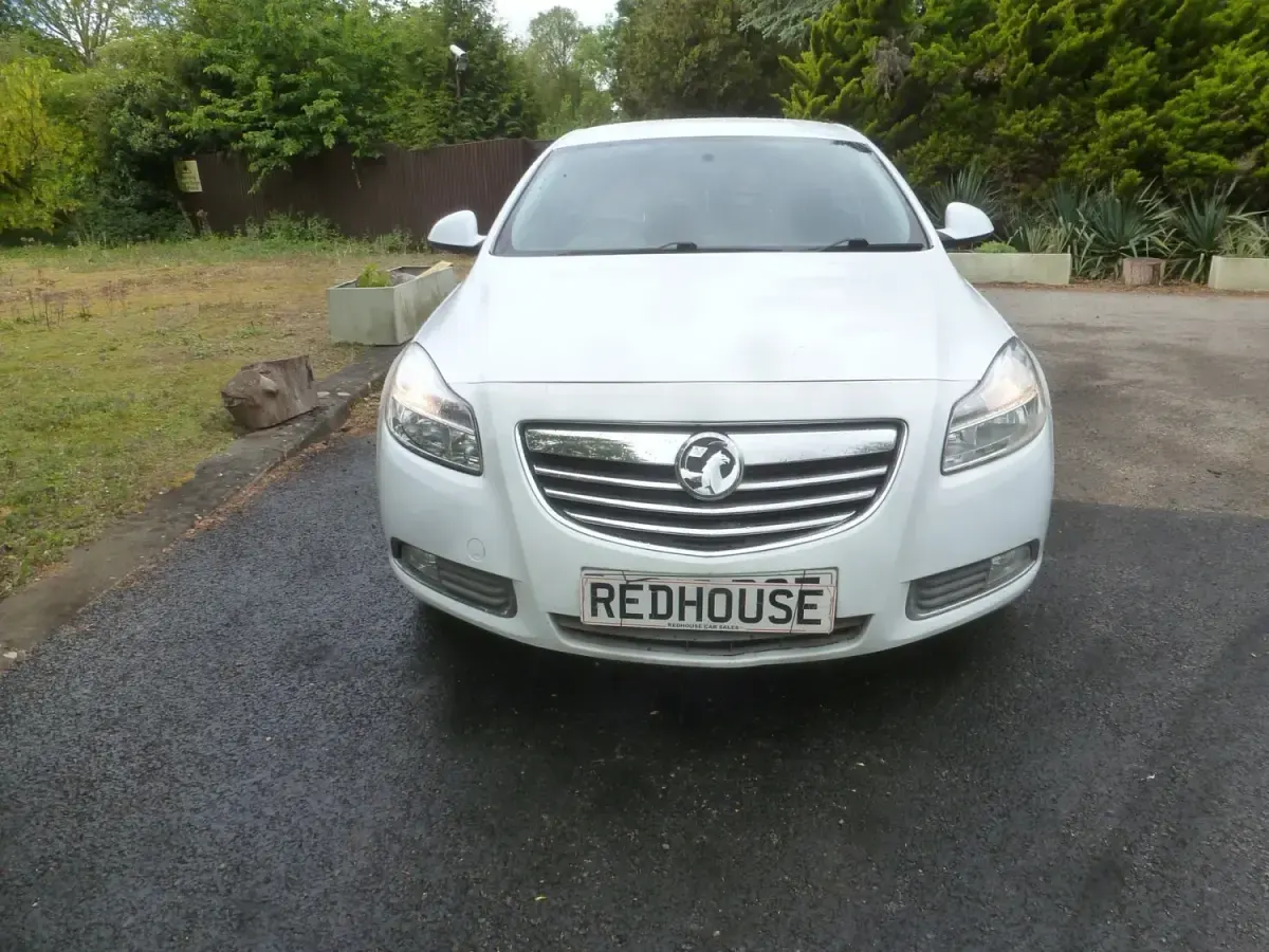 Begagnad Vauxhall Insignia SRi 160 HK (117 kW) 2013 Vit Halvkombi