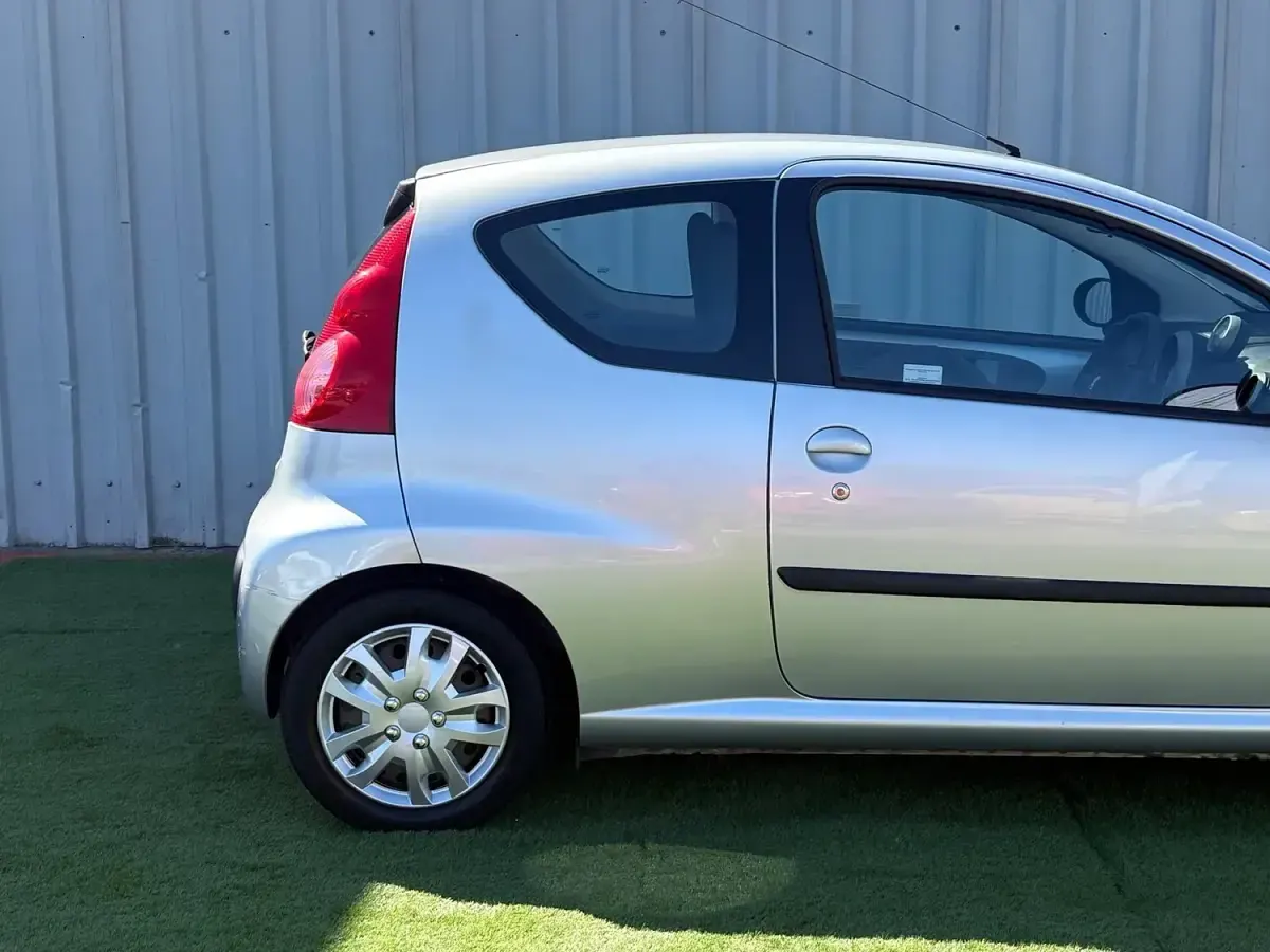 Used Peugeot 107 68 HP (50 kW) 2007 Silver Hatchback