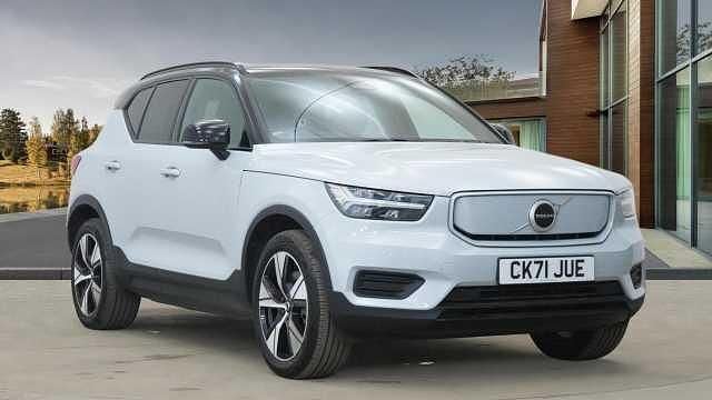 Used 2022 Volvo XC40 Core SUV | £27,998 (Expensive) - Image 1/4