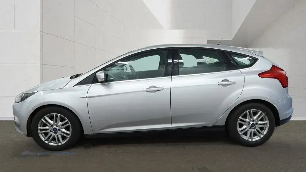 Begagnad Ford Focus Titanium 115 HK (84 kW) 2013 Silver Halvkombi