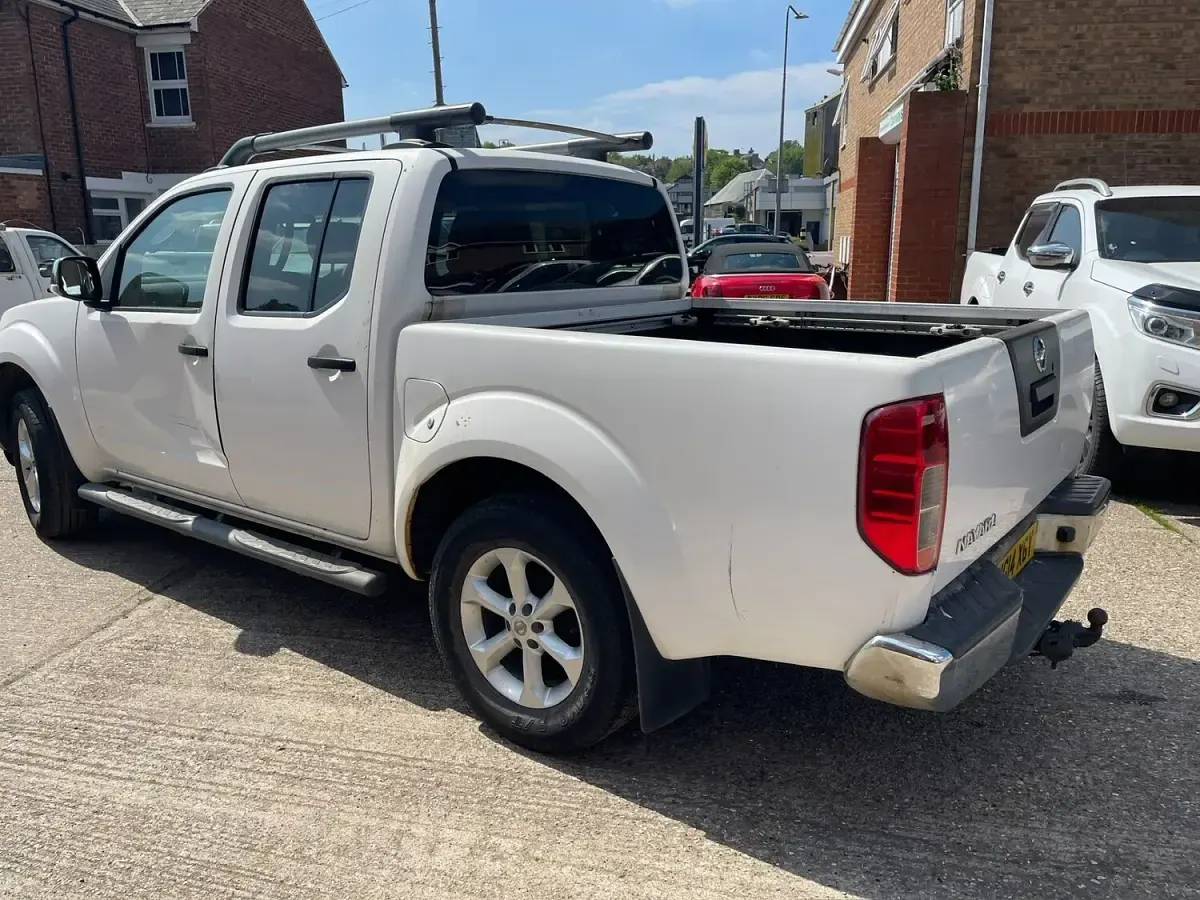 Used Nissan Navara Tekna 2014 White Pickup