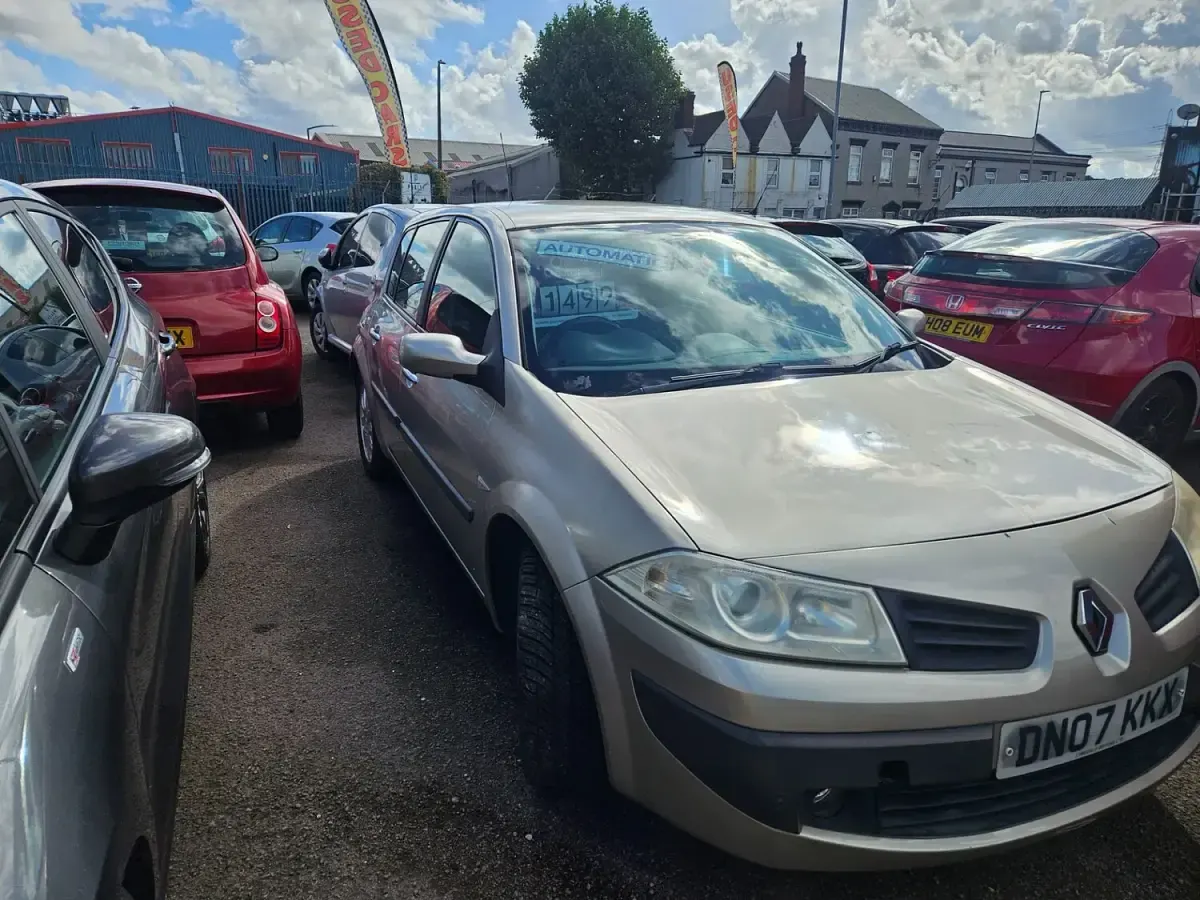 Used Renault Mégane II Dynamique 112 HP (82 kW) 2007 Gold Hatchback