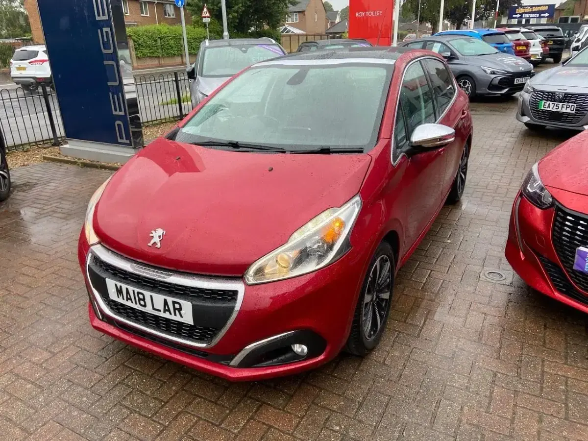 Used Peugeot 208 Allure Premium 81 HP (59 kW) 2018 Red Hatchback