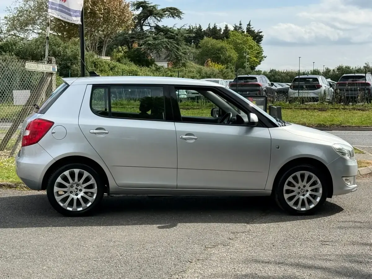 Begagnad Skoda Fabia Elegance 105 HK (77 kW) 2014 Silver Halvkombi