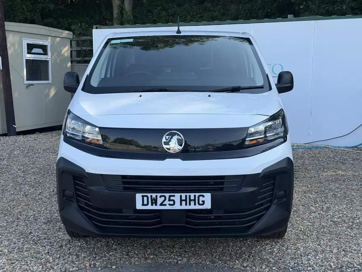 Used Vauxhall Vivaro S 120 HP (88 kW) 2025 White MPV