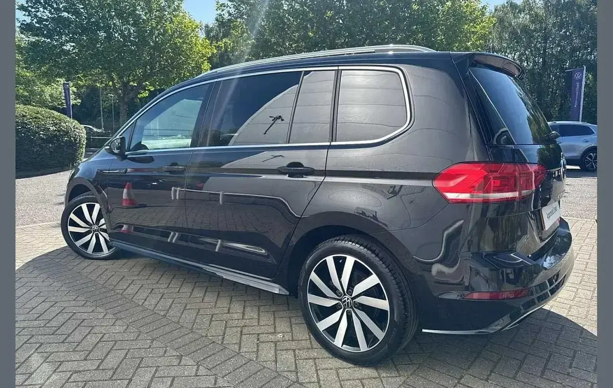 Begagnad VW Touran R-line 150 HK (110 kW) 2022 Svart Minibuss