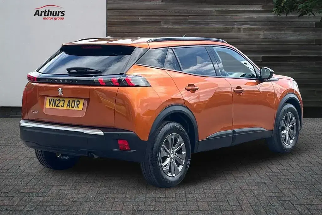 Used Peugeot 2008 Active+ 100 HP (73 kW) 2023 Orange SUV