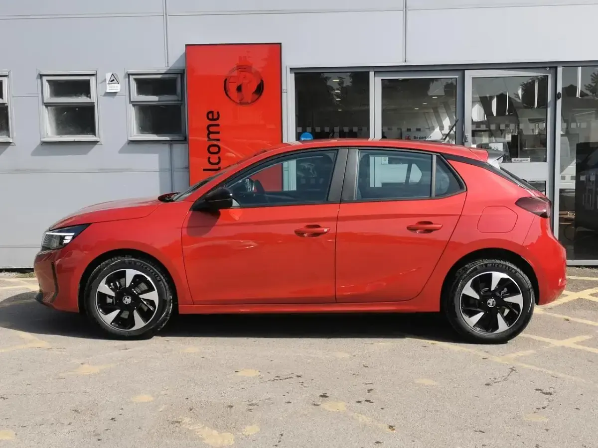 Usado Vauxhall Corsa-e Design Edition 98 kW (134 HP) 2024 Vermelho Citadino