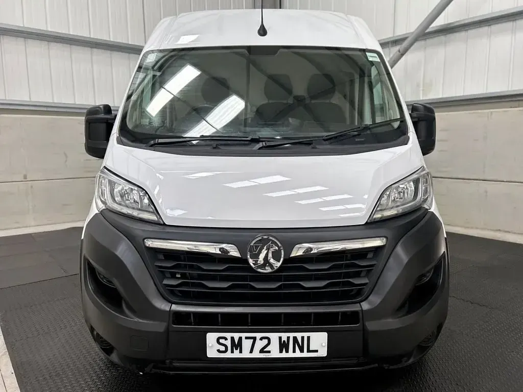 Begagnad Vauxhall Movano 140 HK (102 kW) 2023 Vit