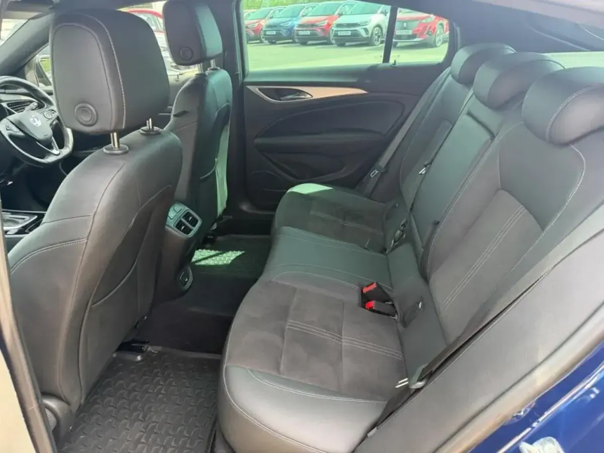 Begagnad Vauxhall Insignia Ultimate 200 HK (147 kW) 2021 Blå Halvkombi