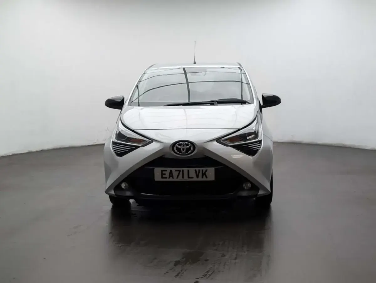Usado Toyota Aygo Trend 72 HP (52 kW) 2021 Prateado Citadino