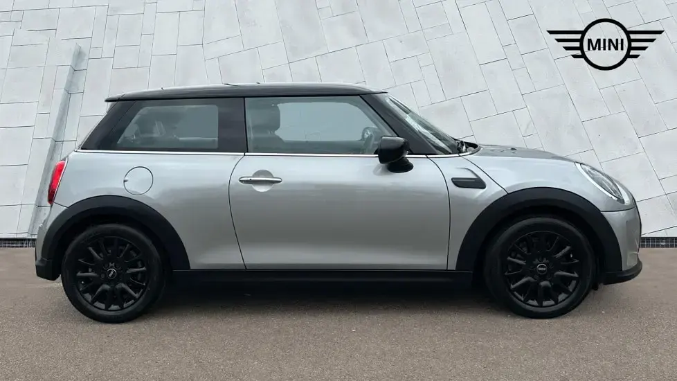Usado Mini Cooper Classic 134 HP (98 kW) 2023 Prateado Citadino