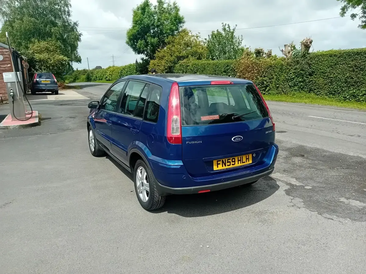 Used Ford Fusion Zetec 101 HP (74 kW) 2009 Blue Hatchback
