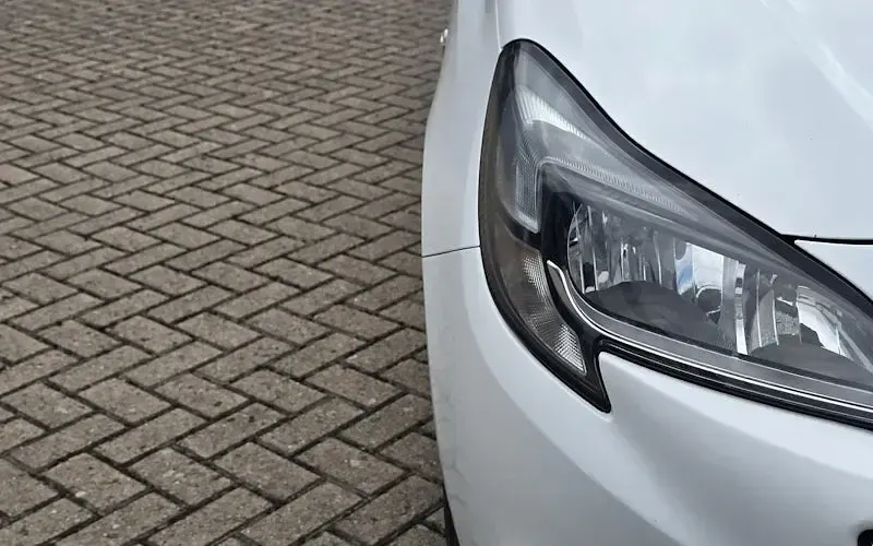Used Vauxhall Corsa Design Edition 75 HP (55 kW) 2017 White Hatchback
