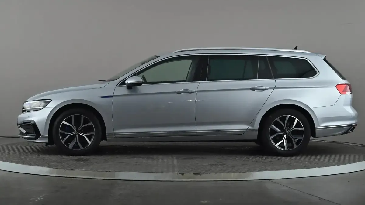 Używany VW Passat GTE 218 KM (160 kW) 2023 Srebrny Kombi