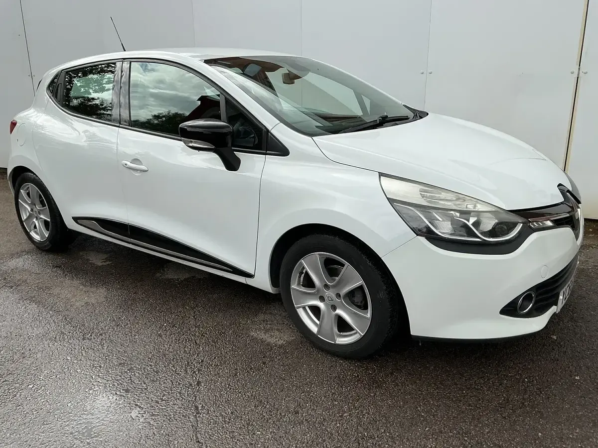 Used Renault Clio Dynamique 88 HP (64 kW) 2015 White Hatchback