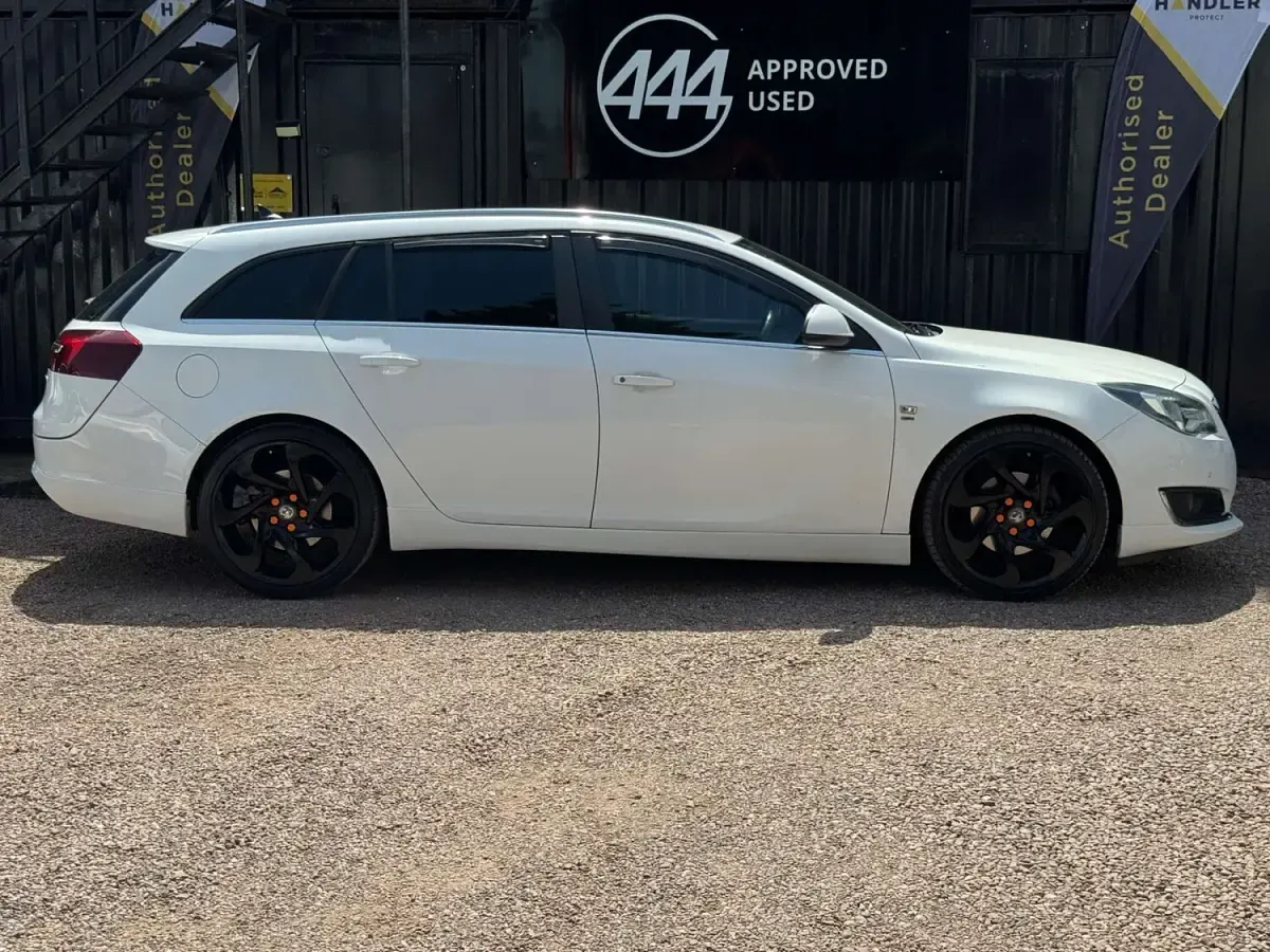 Used Vauxhall Insignia SRi 163 HP (119 kW) 2014 White Estate