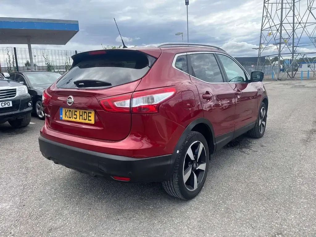Used Nissan Qashqai N-TEC 130 HP (95 kW) 2015 Red SUV
