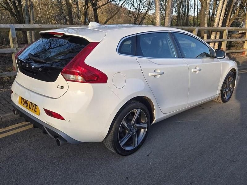 Used Volvo V40 R-Design 120 HP (88 kW) 2016 White Hatchback