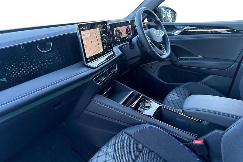 New VW Tiguan R-line 204 HP (150 kW) 2025 Persimmon red SUV