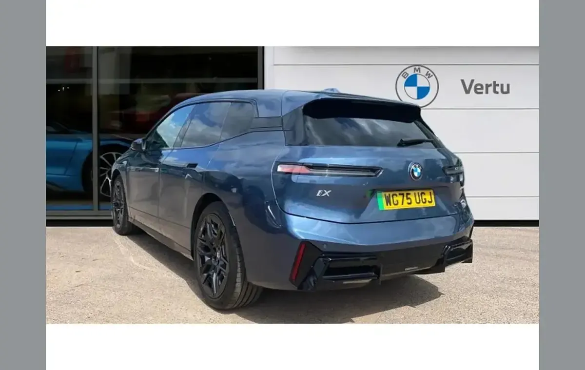 Usado BMW iX M Sport 300 kW (408 CV) 2025 Azul SUV