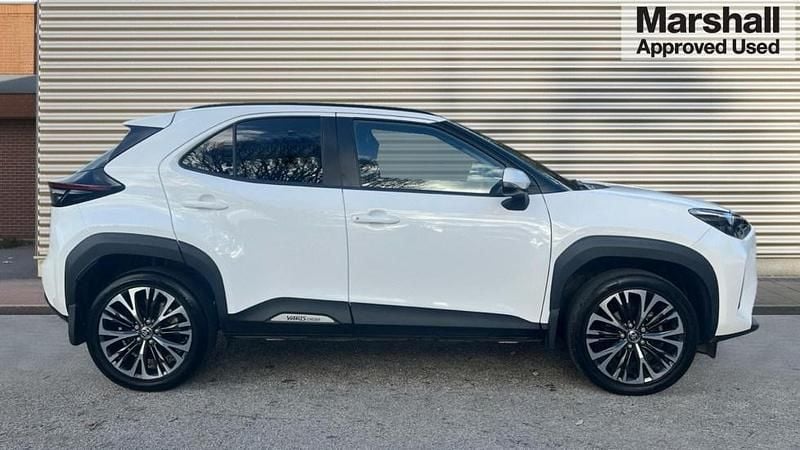 Used Toyota Yaris Hybrid 116 HP (85 kW) 2023 Pure white (solid paint) Estate