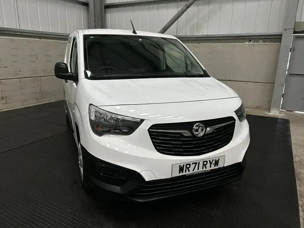 Used Vauxhall Combo 100 HP (73 kW) 2022 White MPV
