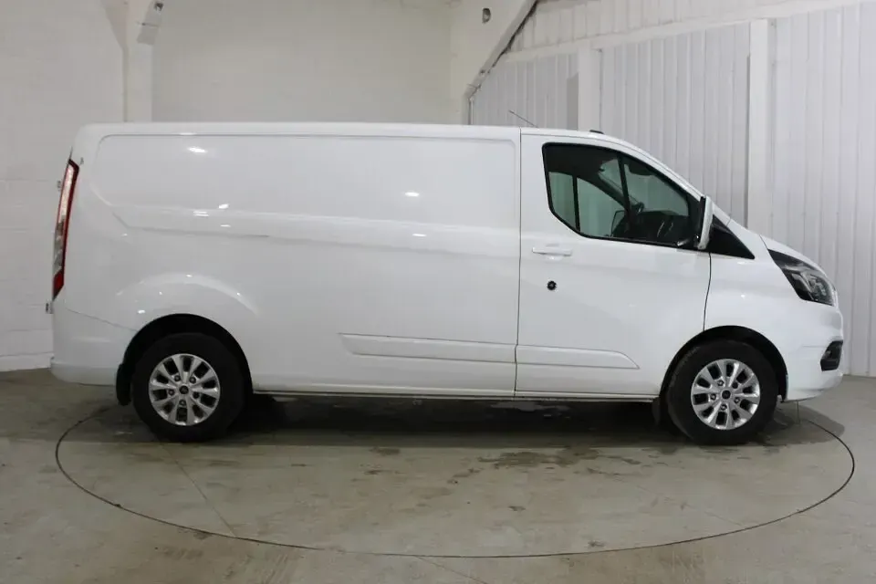 Used Ford Transit Custom Limited 170 HP (125 kW) 2019 White Van