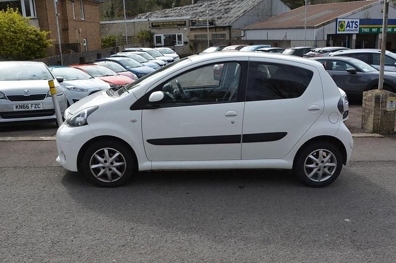 Used Toyota Aygo 68 HP (50 kW) 2013 White Hatchback