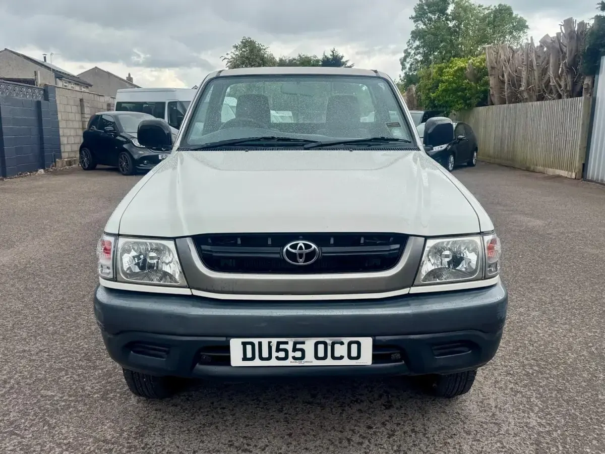 Used Toyota HiLux 102 HP (75 kW) 2005 White Pickup