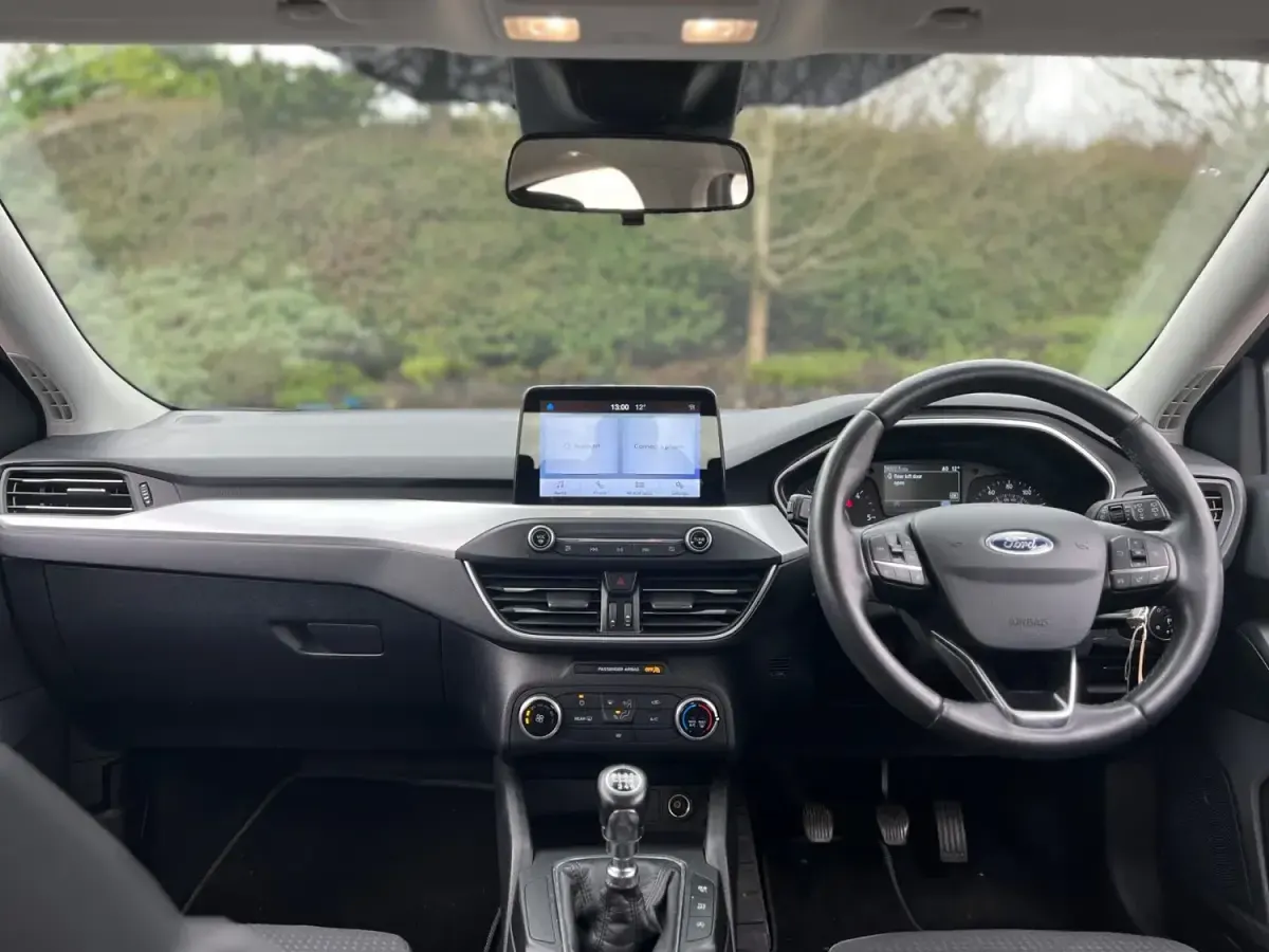Begagnad Ford Focus Zetec 120 HK (88 kW) 2019 Grå Halvkombi