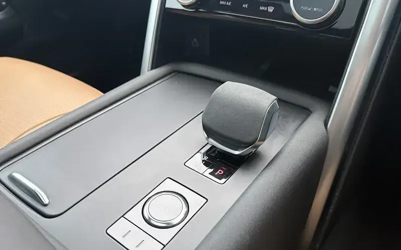 Used Land Rover Discovery 300 HP (220 kW) 2023 Black SUV