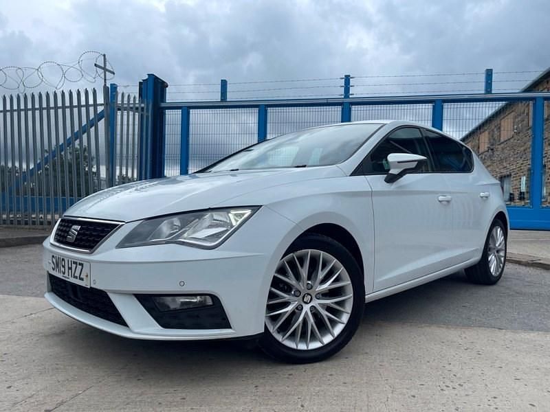 Used Seat Leon SE Dynamic 115 HP (84 kW) 2019 White Hatchback