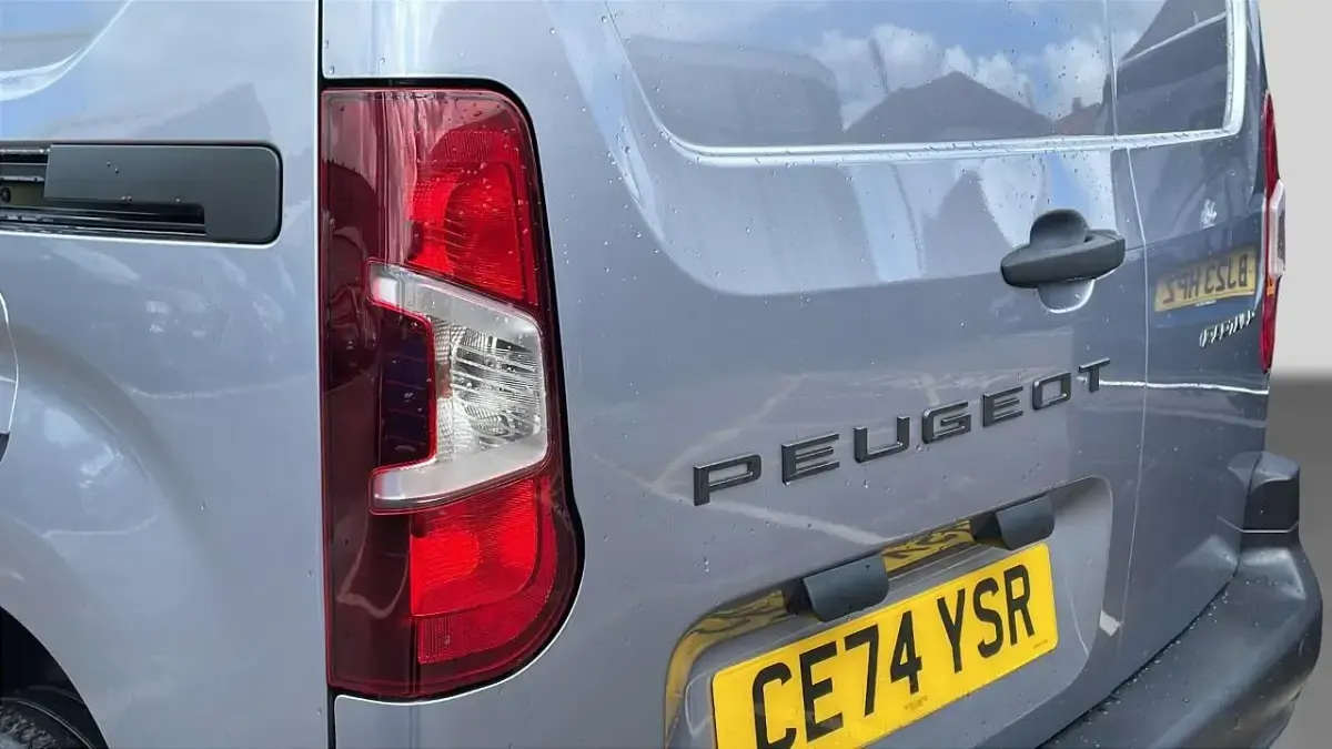 Używany Peugeot Partner S 101 KM (74 kW) 2024 Szary Minivan