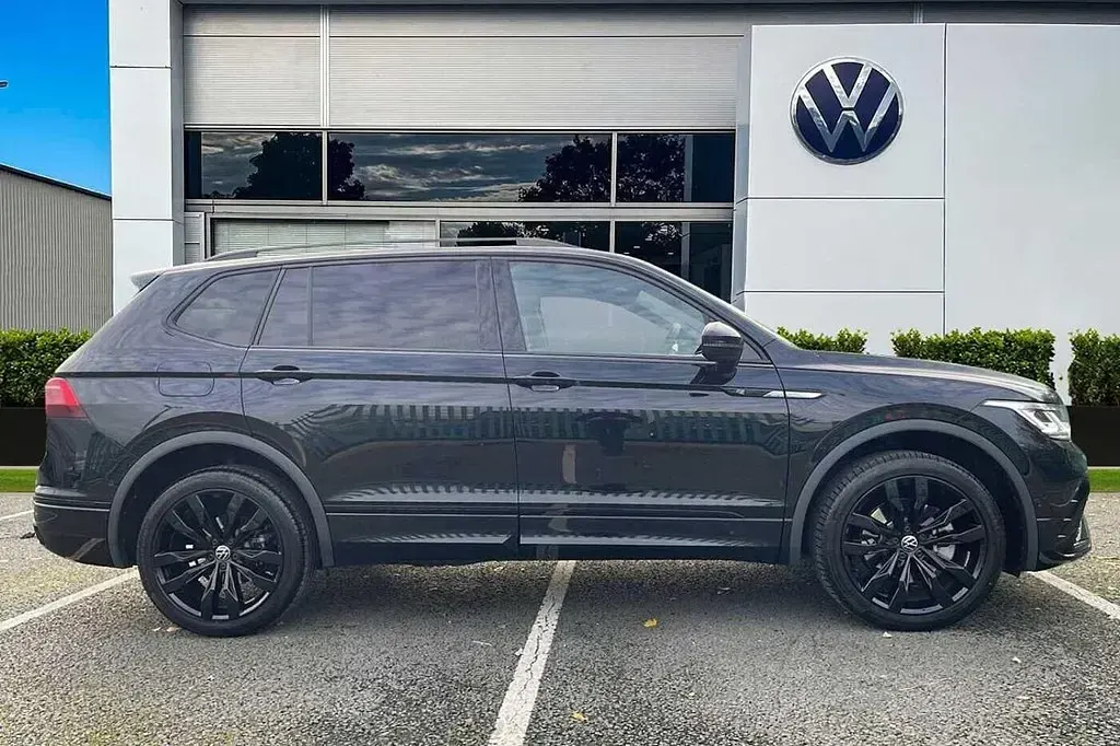 Używany VW Tiguan Allspace R-line 200 KM (147 kW) 2023 Czarny SUV