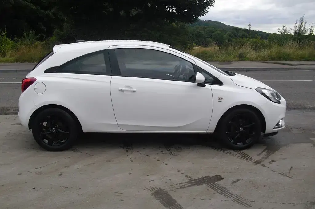 Used Vauxhall Corsa SRi 75 HP (55 kW) 2016 White Hatchback