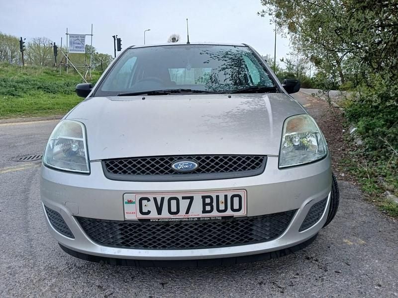 Usado Ford Fiesta Style 75 HP (55 kW) 2007 Prateado Citadino