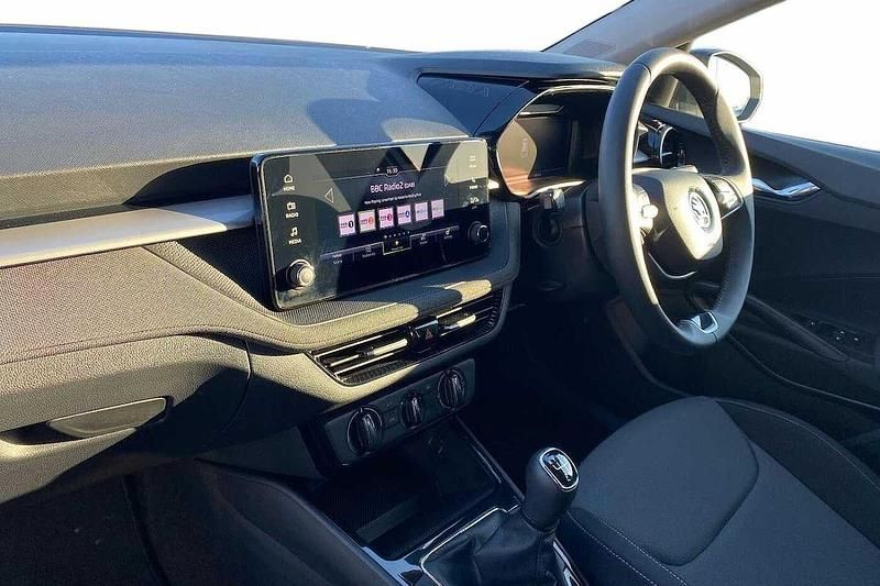 Used Skoda Fabia Colour Edition 59 HP (43 kW) 2024 Moon white metallic black magic pearl effect Hatchback