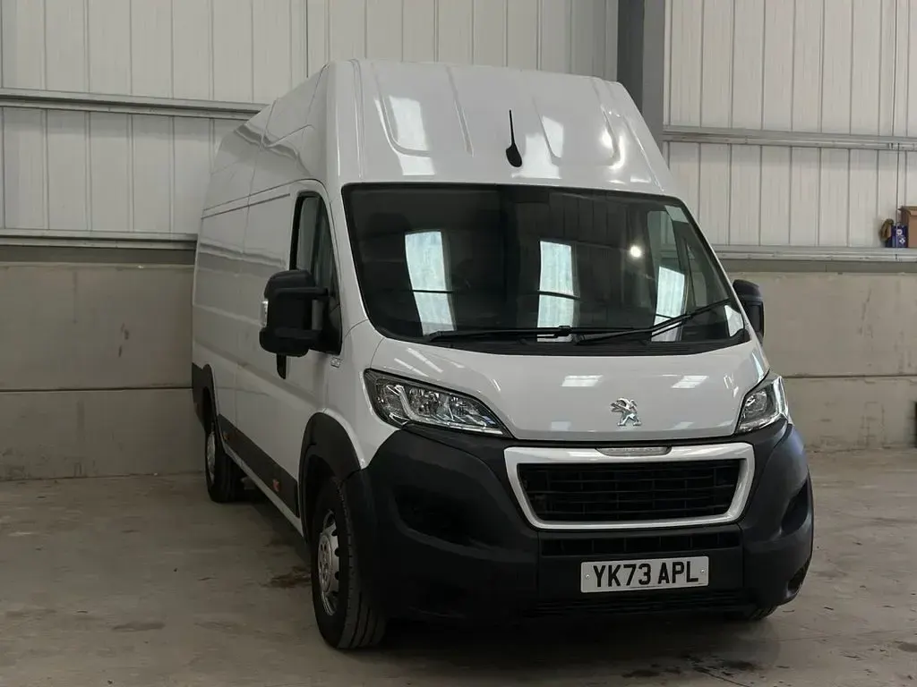 Begagnad Peugeot Boxer Premium 140 HK (102 kW) 2023 Vit Van