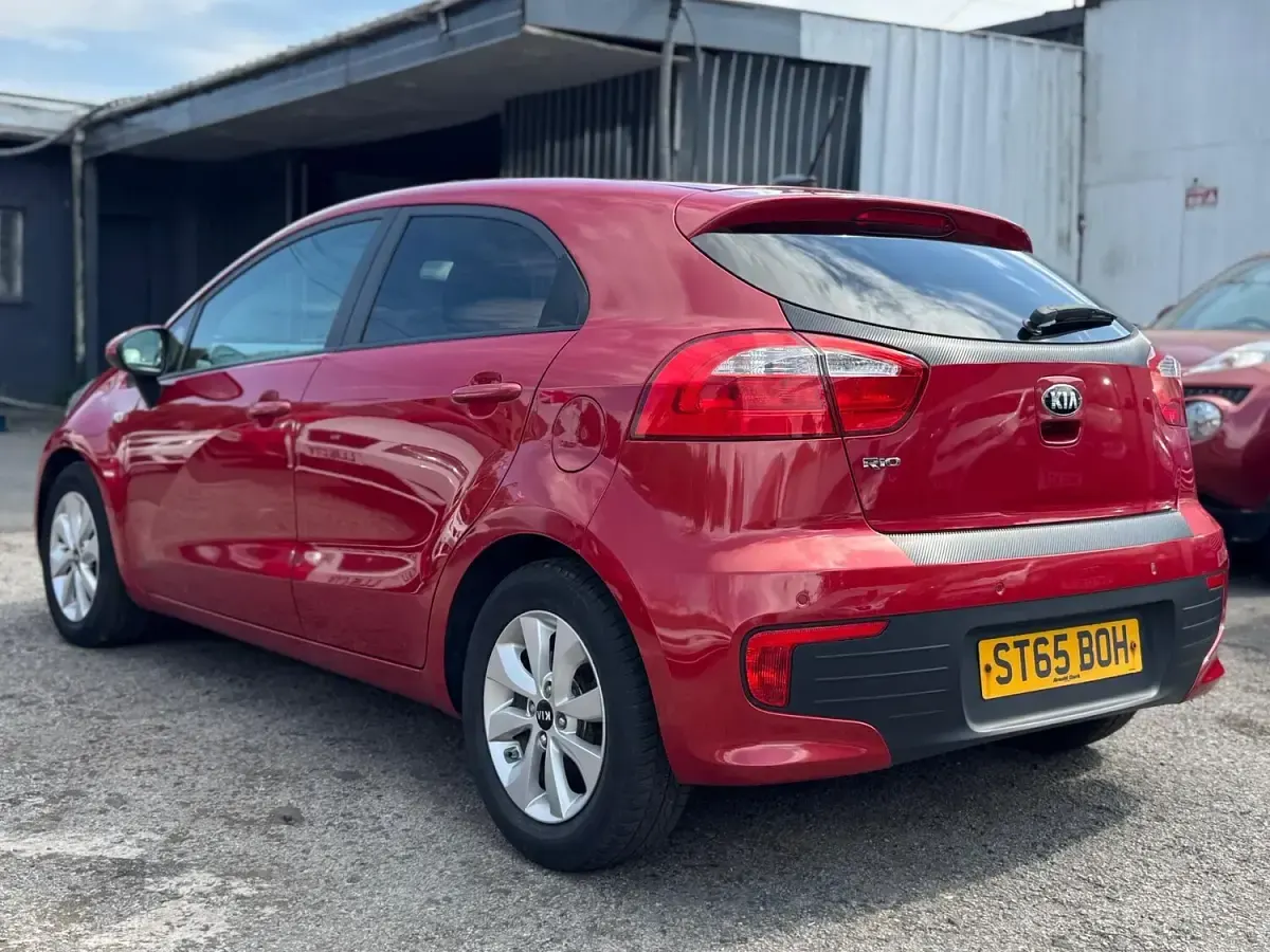 Used Kia Rio 84 HP (61 kW) 2015 Red Hatchback