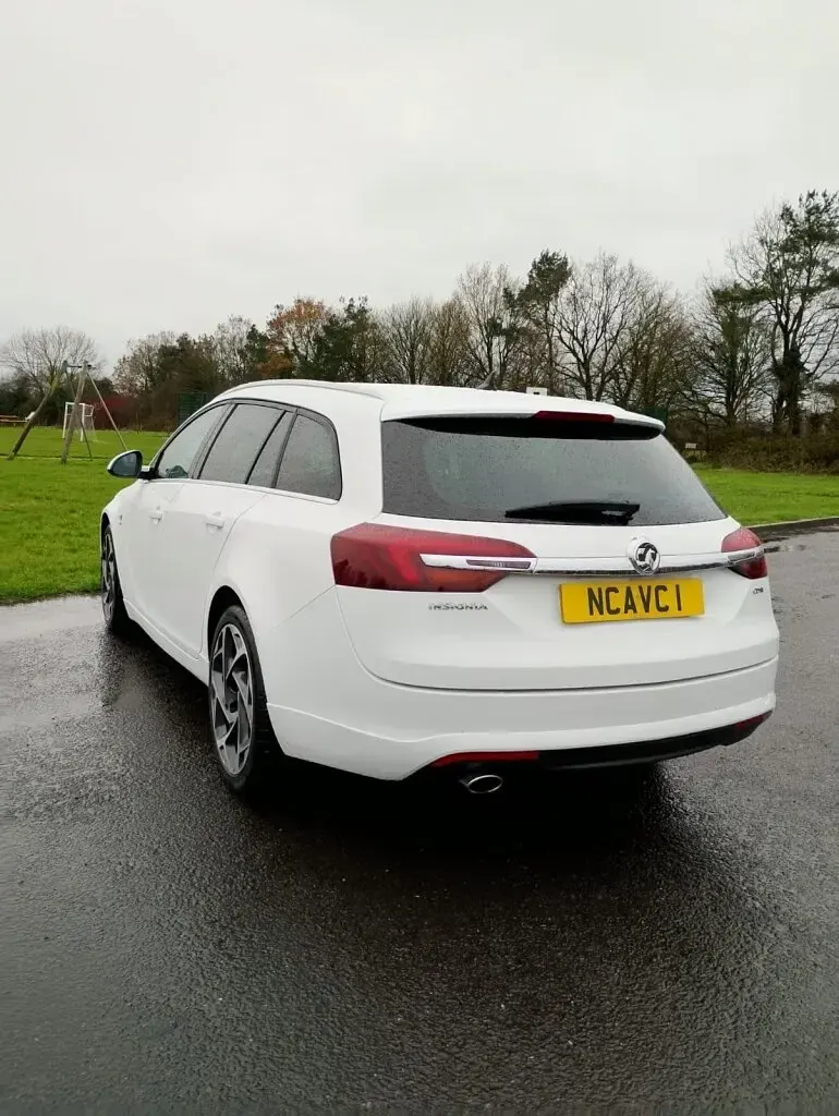 Used Vauxhall Insignia SRi 136 HP (100 kW) 2015 White Estate